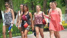 Tổ chức và cá nhân làm việc, sinh sống, tham quan, công tác, học tập ở thủ đô đều phải thực hiện Quy tắc ứng xử nơi công cộng. Ảnh minh họa