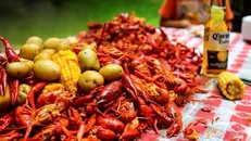 Tại Việt Nam, tôm hùm đất được chế biến và rao bán như đặc sản "sang chảnh". Ảnh FB tôm hùm đất.