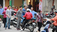 Những bãi xe này sẵn sàng ra tận giữa lòng đường để chèo kéo khách. 