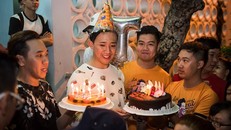 Trấn Thành được fan tổ chức sinh nhật trước show diễn