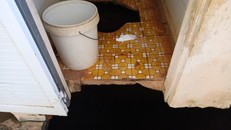 Khu vực nhà vệ sinh nơi cháu An bị rơi xuống dưới. 