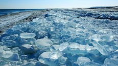 Băng sáng lấp lánh phủ kín bãi biển quanh cửa sông Tokachi, Nhật Bản. Ảnh: Masami Goto/Sebun Photo/Amana Images.