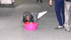 Ăn xin vẫn lê lết dưới đường ở khu vực đền Trần trong đêm khai ấn