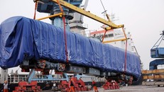 Đầu máy đường sắt Cát Linh - Hà Đông được vận chuyển từ tàu lên bờ