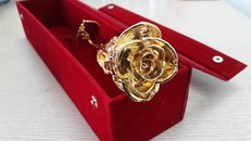 Loại hoa hồng mạ vàng 24K được anh Đạt nhập từ Ấn Độ và bán với giá 1,5 triệu đồng/bông. 