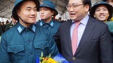 Bí thư Thành uỷ Hà Nội Hoàng Trung Hải trò chuyện, động viên các tân binh trước giờ lên đường về đơn vị.