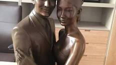 Tượng Huỳnh Hiểu Minh và Angelababy được đặt tại góc phòng làm việc của tài tử. Ảnh: Sina.