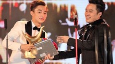 Ca sỹ Sơn Tùng nhận giải “Ca sỹ của năm” do ca sỹ Tùng Dương trao tại giải Cống Hiến năm 1016.