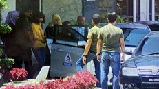 Siti Aishah (áo vàng) được hộ tống vào xe cảnh sát hôm 16/2. Ảnh: The Star.