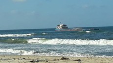 Chiếc chở than bị mắc cạn trên vùng biển tỉnh Thừa Thiên - Huế. 