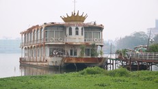 Nhiều công trình du thuyền trên hồ Tây chưa di dời. 