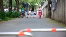 Theo ông Lê Văn Khoa, Phó chủ tịch UBND TP.HCM cần thay đổi cách lắp barie để không ảnh hưởng đến người đi bộ.