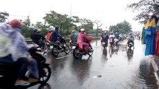 Cơn mưa chiều 19/2 không lớn nhưng do đường trơn nên có số người đi xe máy ở TP.HCM trượt ngã