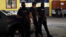 Lực lượng Stafoc đứng gác trước nhà xác lưu giữ thi thể ông Kim Jong Nam. Ảnh: The Star.