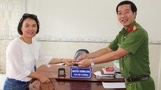 Anh Đông trả lại tài sản cho chị Hà vào sáng 23/2. Ảnh: Công an cung cấp.