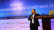 Ông Nguyễn Ngọc Dũng, Phó chủ tịch VECOM công bố chỉ số TMĐT Việt Nam 2017.