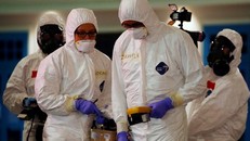 Việc phát hiện chất độc VX đã giết chết ông Kim khiến giới chức Malaysia phải mở cuộc tìm kiếm chất độc và làm sạch tại ga đi ở sân bay Kuala Lumpur 2. Ảnh: Reuters.