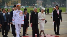 Nhật Hoàng và Hoàng hậu đến viếng Lăng Chủ tịch Hồ Chí Minh sáng 1/3.