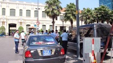 Xe UBND quận 9 bị lực lượng chức năng quận 1 lập biên bản do đậu trái phép trên đường Nguyễn Huệ, trước trụ sở UBND TP. Ảnh: Thuận Lâm.