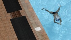 Hàm lượng nước tiểu quá nhiều trong hồ bơi khiến các nhà khoa học ngạc nhiên. Ảnh: Reuters.