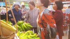 Từ sáng đã có nhiều người chọn mua chuối 5.900 đồng/kg.