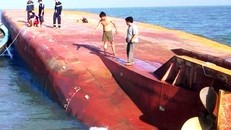 Lốc xoáy nhấn chìm sà lan trong đêm, hai người chết