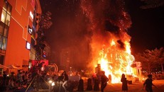 ân khấu sự kiện công chiếu Kong: Skull Island diễn ra tối 9/3 chìm trong biển lửa. 