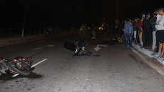 Hiện trường vụ tai nạn giữa 8 chiếc xe máy. 