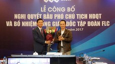 Ông Lê Thành Vinh nhận hoa chúc mừng từ ông Trịnh Văn Quyết, Chủ tịch Tập đoàn FLC. Ảnh: FLC