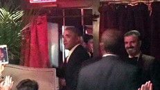 Cựu tổng thống được các thực khách vẫy chào khi ông rời đi cùng vợ và con gái. Ảnh: Daily Mail.