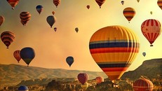 Kinh khí cầu là loại hình du lịch nổi tiếng ở Cappadocia, Thổ Nhĩ Kỳ. Ảnh: Getty. 