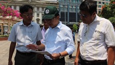 Ông Trần Thế Thuận đang khảo sát Công viên Bạch Đằng, nơi dự kiến tổ chức Phố hàng rong sau khi quận lập lại trật tự đô thị.