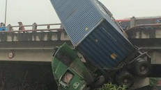 Chiếc container biển Hải Phòng chúc đầu xuống đất. Ảnh: Otofun.