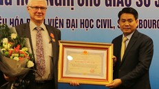 Ông Nguyễn Đức Chung trao Huân chương Hữu nghị cho giáo sư Joel Leroy. 