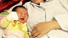 Hai mẹ con chị Phương.