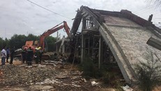 Công trình bị đổ sập. 