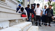 Ông Đoàn Ngọc Hải chỉ đạo đập bậc tam cấp một khách sạn lấn chiếm vỉa hè.