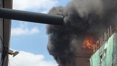 Khói lửa nghi ngút trong căn nhà thuộc khuôn viên chợ Kim Biên. 