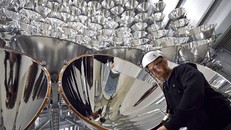 Synlight tạo ra ánh sáng mạnh gấp 10.000 lần cường độ ánh sáng Mặt Trời tự nhiên trên Trái Đất. Ảnh: AP.