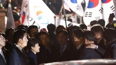 Cựu tổng thống Park Geun Hye trở về nhà riêng tại Seoul sau khi bị phế truất và buộc phải rời khỏi phủ tổng thống. Ảnh: Reuters.
