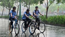 Mưa lớn bất ngờ đổ xuống Sài Gòn giữa mùa khô.