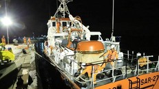 Tàu SAR 272 đưa thi thể thuyền viên vào bờ đêm 30/3. 
