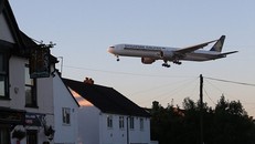 Sống ở khu vực bên dưới đường bay hoặc cạnh sân bay sẽ có nguy cơ cao mắc bệnh tiểu đường tuýp 2. Ảnh: Mark Large.