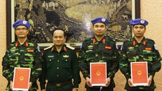 Ba sĩ quan mũ nồi xanh nhận quyết định lên đường làm nhiệm vụ gìn giữ hoà bình LHQ. 