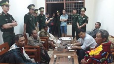 Các ngư dân kể lại sự việc với lực lượng biên phòng. 