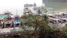 Đoàn khách bị "giam lỏng" tại khu vực đỗ tàu thuộc động Thiên Cung. Ảnh: Đoàn khách cung cấp