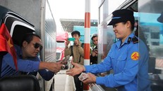 ùng tiền lẻ mua vé qua cầu. 