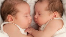 Ông bố sinh con từ tinh trùng đông lạnh muốn ẩn danh trong kỷ lục Guinness