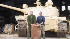 Hai người đàn ông bất ngờ tìm thấy 25 kg vàng trong thùng xăng của một chiếc xe tăng cũ. Ảnh: The Sun.