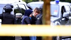 Đoàn Thị Hương được hộ tống tới tòa án. Ảnh The Star